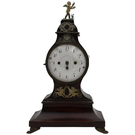 Orologio da tavolo Cassa in mogano e applicazioni di bronzi dorati con decoro...