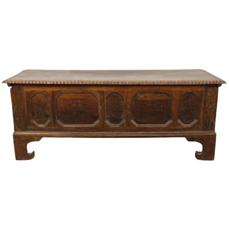 Cassapanca Noce scolpito con decoro a motivi ornamentali sul fronte e sui...