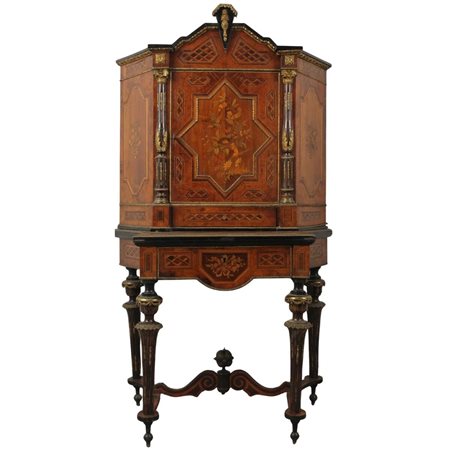 Cabinet Radica magistralmente intarsiata a motivi vegetali e animali. Ricca...