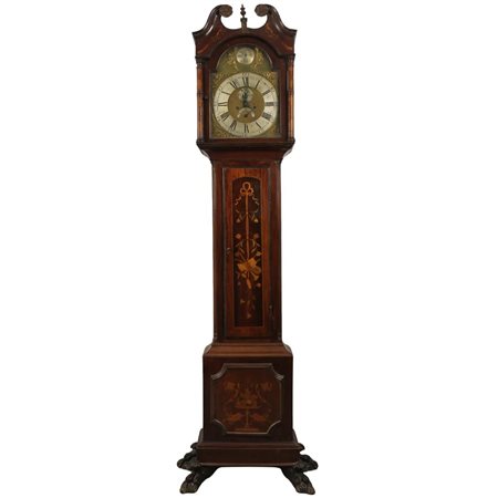 Orologio a torre Mogano finemente intarsiato a motivi ornamentali e vegetali...