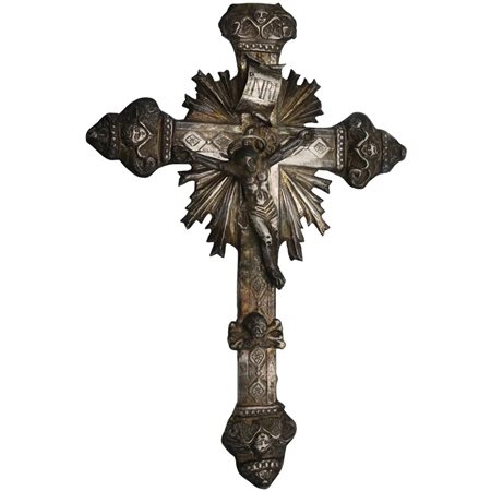 Crocifisso Antico argento inciso e sbalzato. Sicilia. Secolo XIX. Peso gr....
