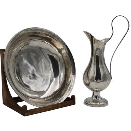 Brocca e bacile Antico argento sbalzato. Marcato Palermo. Secolo XIX. Peso...