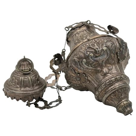 Lampada votiva Argento inciso e sbalzato con decoro a motivi ornamentali e...