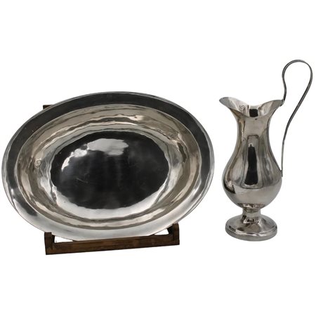 Brocca e bacile Antico argento sbalzato. Marcato Palermo. Secolo XIX. Peso...