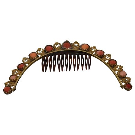 Tiara Rame dorato con applicazioni cammei in corallo. Segni di restauro. Cm 17,5