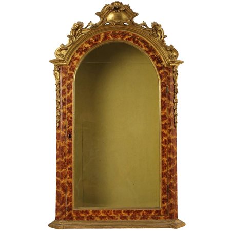 Bacheca da tavolo Legno laccato con decoro a finto marmo con fregi scolpiti e...