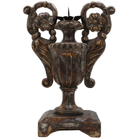 Grande pigna forma di anfora Legno argentato e scolpito a motivi floreali....