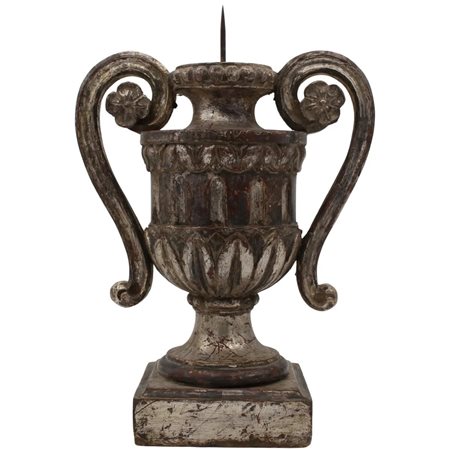 Grande pigna forma di anfora Legno argentato e scolpito a motivi floreali....