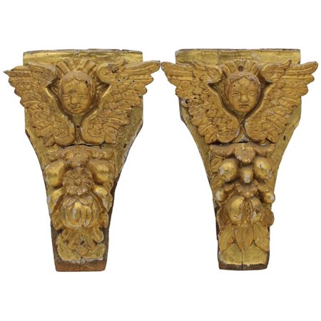 Putti alati Coppia fregi in legno finemente scolpito a motivi floreali e...