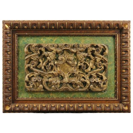 Fregio Legno dorato e riccamente scolpito con elementi di iconografia sacra...