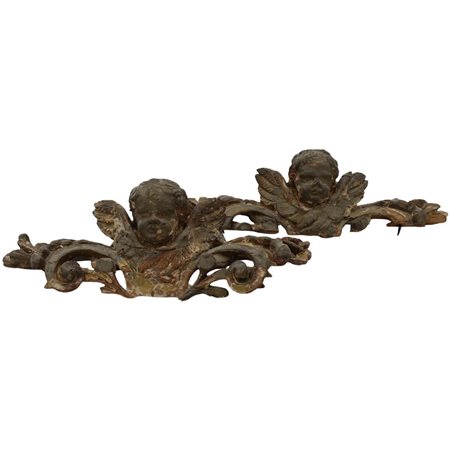 Coppia di elementi scultorei Legno finemente intagliato e dorato con figure...