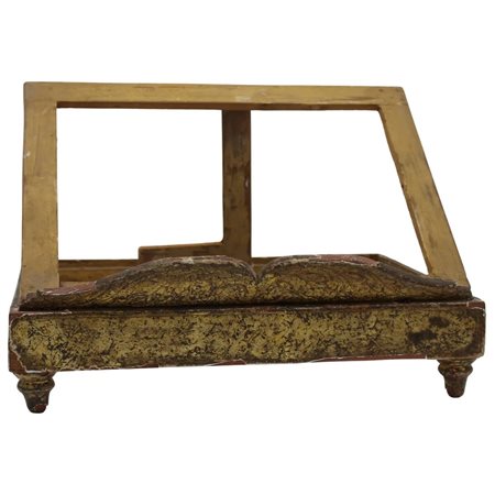 Leggìo Legno inciso e dorato a motivi ornamentali. Sicilia. Secolo XIX. Lievi...