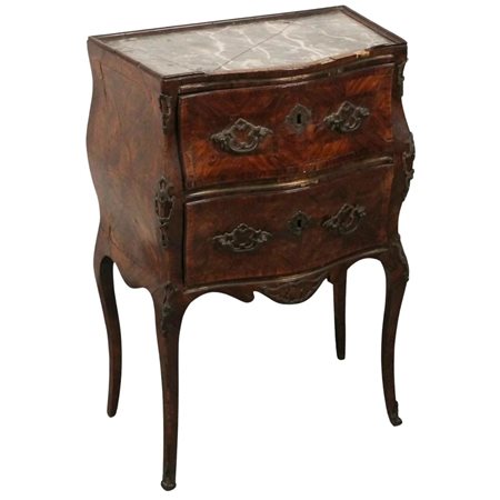 Elegante comodino a due cassetti Eseguito in ebano violetto con perfili in...