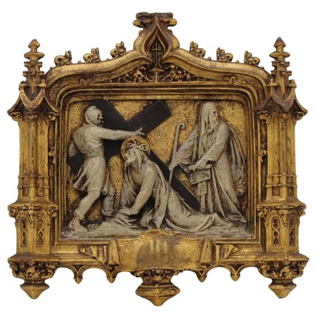 Stazione della Via Crucis n° III Bassorilievo in gesso dipinto e dorato. Fine...