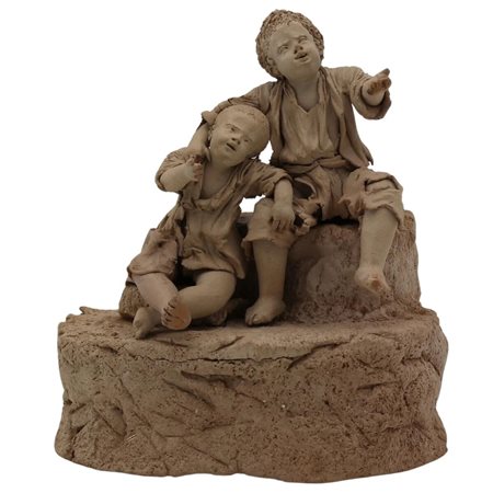 Bambini Gruppo a due figure in terracotta grezza. Sicilia. Secolo XX. Danni...