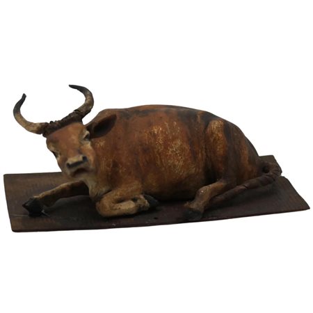 Bue disteso Legno e cartapesta dipinta. Sicilia. Fine secolo XVIII. Cm 4,5x10