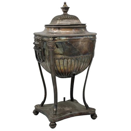 Grande samovar Antico sheffield con decoro a mascheroni e motivi ornamentali...
