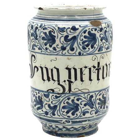 Vaso Antica maiolica decorata a motivi ornamentali in azzurro su fondo bianco...