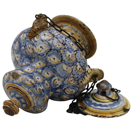 Lampada votiva Antica maiolica con decoro a tutto tondo a motivi ornametali...