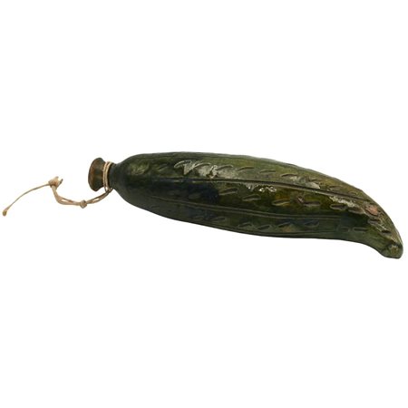 Scaldino Maiolica a forma di cetriolo su fondo verde. Collesano. Inizi secolo...