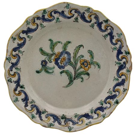 Piatto Antica maiolica con decoro a motivi floreali policromi. Caltagirone....
