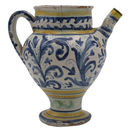 Versatoio Antica maiolica con decoro a tutto tondo a motivi ornamentali e...