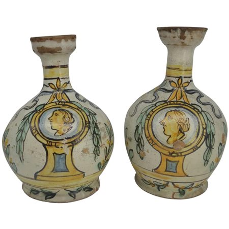 Coppia bottiglie Antica maiolica con decoro frontale raffigurante profili e...