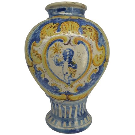 Vaso ovoidale Antica maiolica con decoro frontale raffigurante puttino e sul...