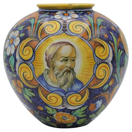 Grande boccia Maiolica con medaglione sul fronte raffigurante santo e decoro...