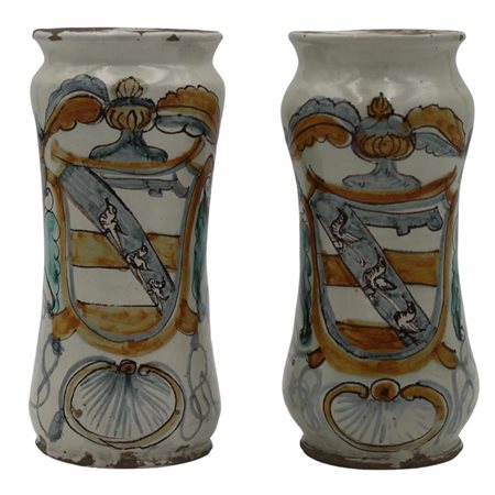 Coppia albarelli Antica maiolica con decoro frontale di stemma gentilizio...