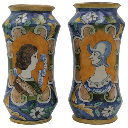 Coppia albarelli Maiolica policroma con figura di soldato e figura femminile...