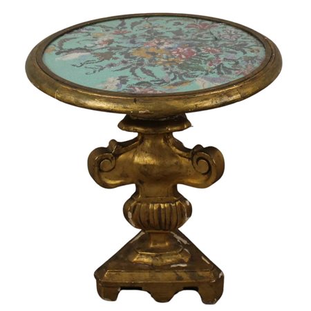 Piccolo tavolo Legno scolpito e dorato a mitivi ornamentali. Piano con ricamo...