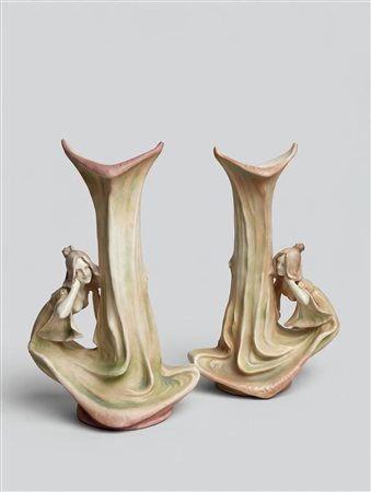  
Coppia di vasi in stile Art Nouveau 
 Cm 37x24x14