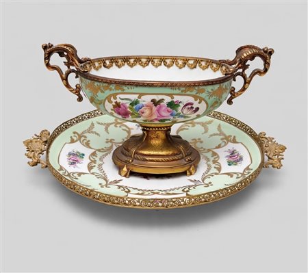 Limoges  
Lotto composto da piatto e alzata 
 Cm 19,5x36x14,5
