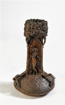 Achille Tamburlini - Raffaele Carbonaro (Trieste, 1873 - Roma, 1958) , (1871 - 1914) Grande vaso in terracotta galvanizzata in rame 1900 ca. Cm 57x33 Ø