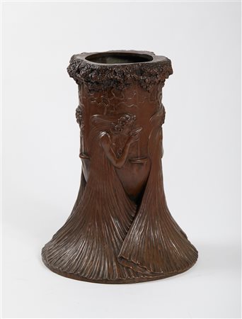 Achille Tamburlini - Raffaele Carbonaro (Trieste, 1873 - Roma, 1958) , (1871 - 1914) Grande vaso in terracotta galvanizzata in rame 1900 ca. 46,5x36,5 Ø