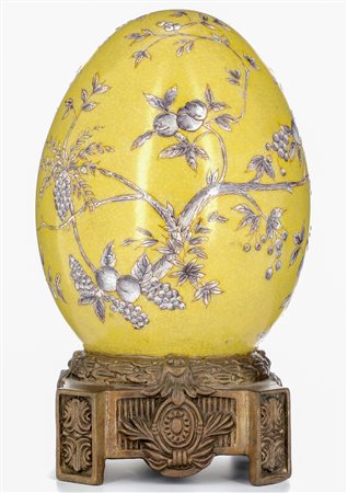 Cina (I metà del XX secolo), (?)
Uovo decorato con tema floreale, con base in metallo