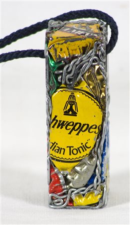César (1921-1998) Compression SCHWEPPES., 1990 Compressione di tappi d...