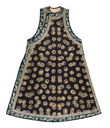 Cina, dinastia Qing, Tre capi di vestiario in seta. 1880-1910 ca. 1) Veste...