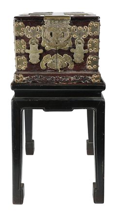 Cina, dinastia Qing, Mobiletto portagioie da viaggio. 1880-1910. Legno e...