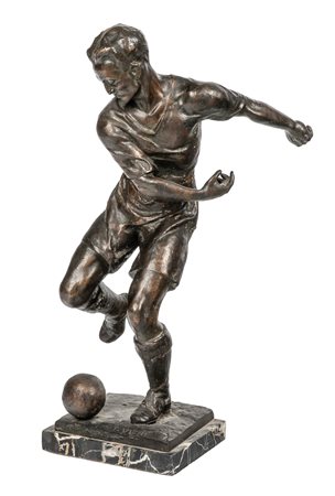 Ferdinando Vichi, Calciatore. Bronzo su basamento in marmo fondato in...
