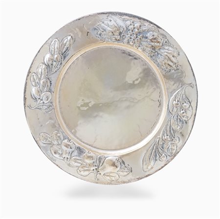 GRANDE PIATTO IN ARGENTO, XX SECOLO, circolare con