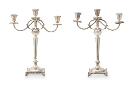 COPPIA DI CANDELABRI IN ARGENTO, XX SECOLO, a tre 