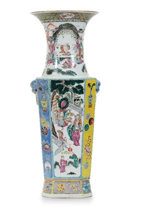 VASO IN PORCELLANA, CINA, XIX-XX SECOLO, a sezione
