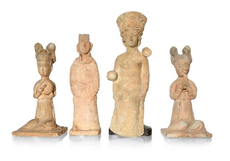 Quattro figureTerracotta con tracce di decorazione dipinta, h massima 20 cm;...