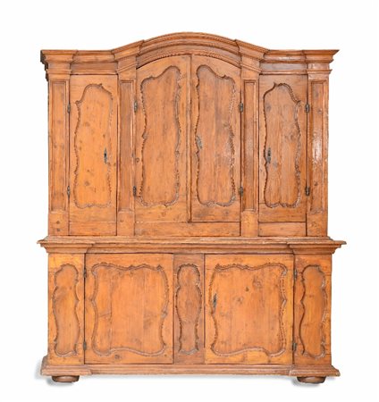 GRANDE CREDENZA A DUE CORPI IN LEGNI VARI, XVIII S