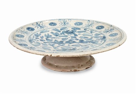 ALZATA IN MAIOLICA, XVIII SECOLO, decoro blu con t