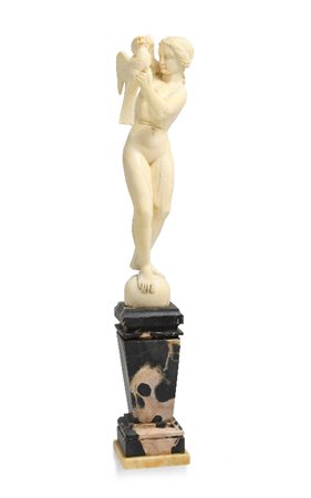 SCULTURA IN AVORIO RAFFIGURANTE UNA FIGURA FEMMINI
