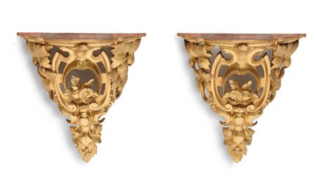 COPPIA DI MENSOLINE IN LEGNO INTAGLIATO E DORATO, 