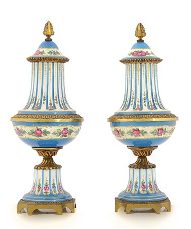 COPPIA DI VASI IN PORCELLANA E BRONZO DORATO IN ST